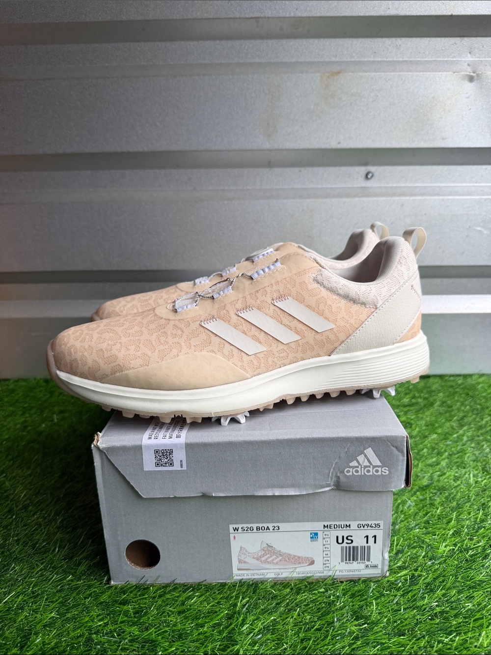 adidas Women’s Beige/White Athletic Golf Shoes